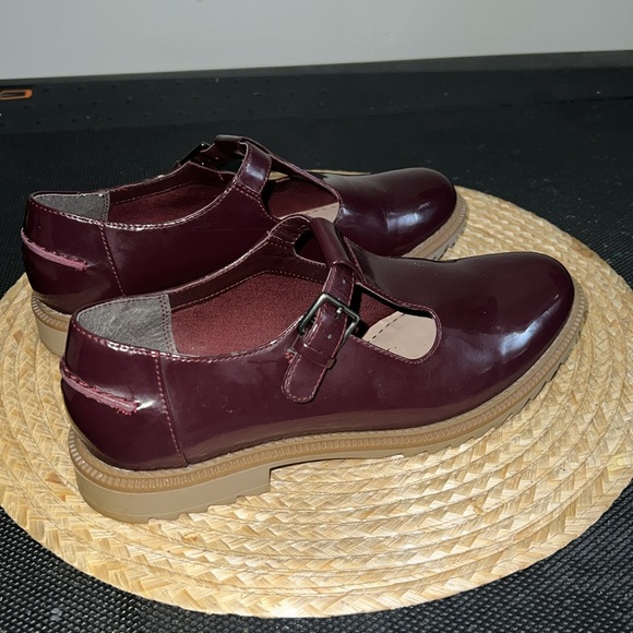 Clarks Patent Leather Academia Loafer Size 7.5 - Picture 8 of 12